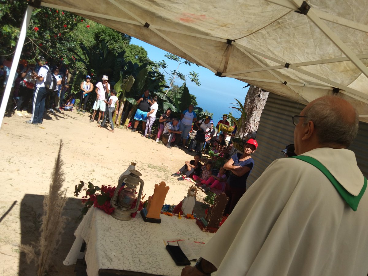 de_naiguata's tweet photo. #Ene14 
Feligreses y devotos de la #VirgenDeCoromoto de #Naiguata celebraron una Misa Campestre en la montaña presidida por el Párroco Alberto Castillo

Recorrido de dos horas a pie que los llevó a una increíble altura para estar en conexión con la naturaleza y su fe

#Albareña https://t.co/M5bkkUuunS