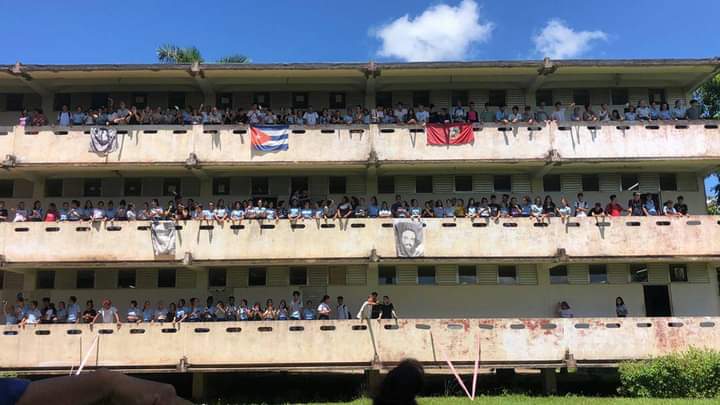 DianaRosaSurez4's tweet photo. #Cuba celebra hoy el Día de la Ciencia y desde la Educación Preuniversitaria se prepara el relevo de los científicos cubanos @CubaMined @elsa_ena @DiazCanelB https://t.co/dLK5zqwq0A