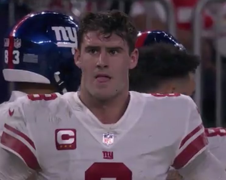 BarstoolBigCat's tweet photo. Did Daniel Jones put on muscle? I feel like he’s gone from a boy to a man this year. What a jaw. https://t.co/i1AADFMie7