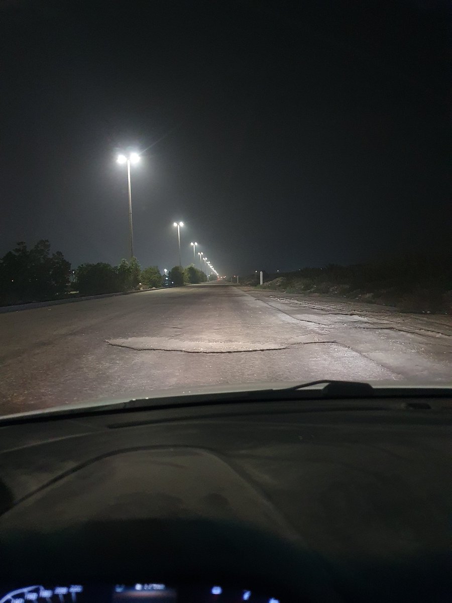 maxxzz555's tweet photo. @013alfurssan تصوير يوم الأثنين الساعه 1.30 ص  لم يتم صيانة وزفلته الأسفلت بل أصبح أسوا من قبل بكثير وتضررت مركبات كثيره للأسف وهنالك الكثير من الشوارع مشابهه لها أين المسؤولين أرواح والناس وممتكاتهم أمانة في أعناقكم حسبي الله ونعم الوكيل https://t.co/mrvdcQvALA