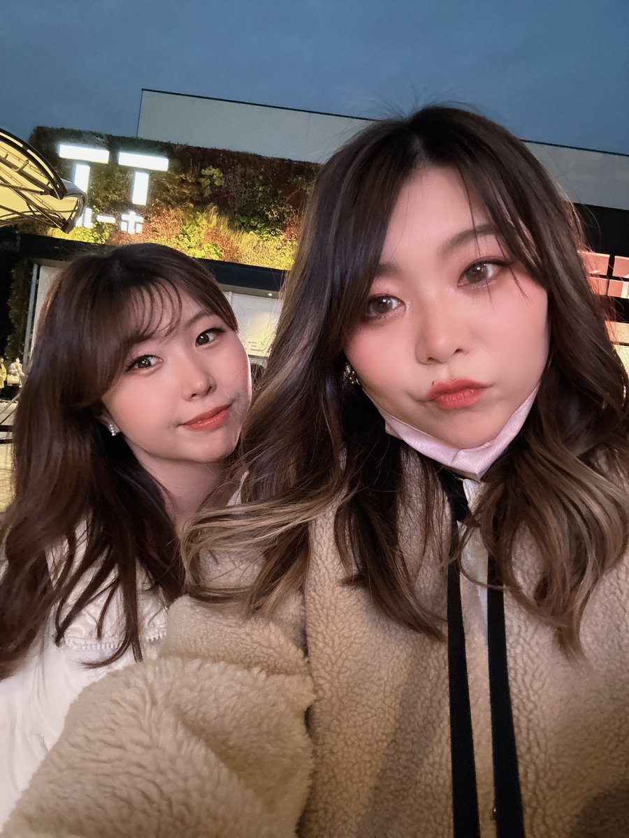nyamp22's tweet photo. 席悪すぎてあかねたちを見守ろうと
カメラまわしててかなり余裕あったのに
近づいてきて記憶飛んだ😭
もうやっぱりすき💓💓💓
隣にあかねおらんかった違和感でかすぎて
まじでこれは共感したかったなって🥲
このイベント3ヶ月に１回執り行って貰いたいw
仕事がんばろ🥺💓💓

 #けすうゆじみか 
 #遊助 https://t.co/eSRAwgTdTs