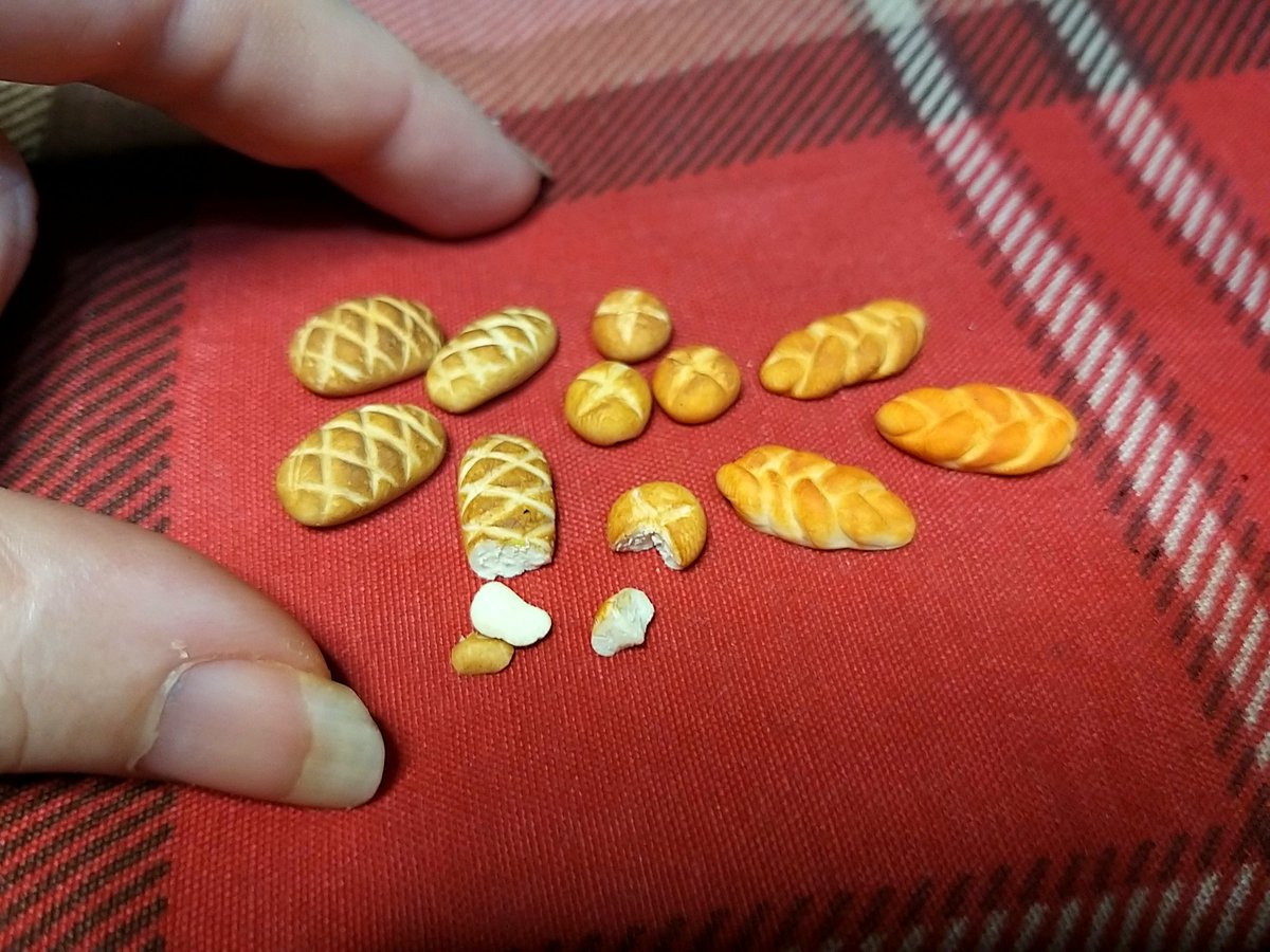 Raven_elf's tweet photo. Miniature sliceable bread loaves I made today, made from fimo and pastel powders 😃
#28mm #miniature #bread #food #TinyFood #TTRPG #DnD #Pathfinder #WFRPG #craft #crafting #handmade #MiniatureFood #mini https://t.co/pknG0MeayJ