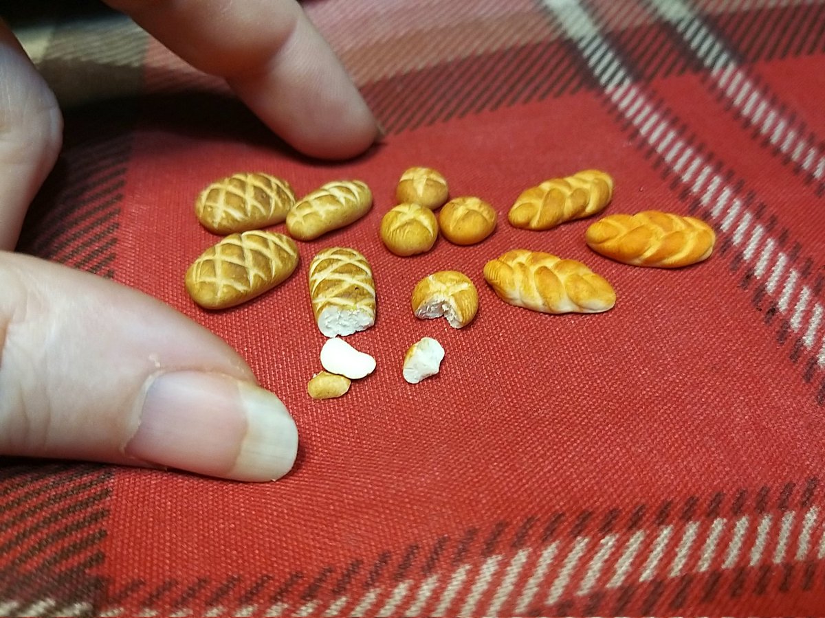Raven_elf's tweet photo. Miniature sliceable bread loaves I made today, made from fimo and pastel powders 😃
#28mm #miniature #bread #food #TinyFood #TTRPG #DnD #Pathfinder #WFRPG #craft #crafting #handmade #MiniatureFood #mini https://t.co/pknG0MeayJ