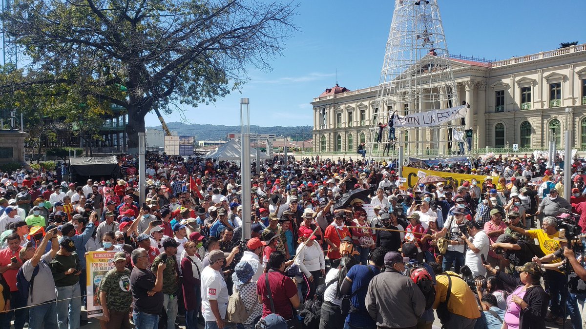 antoasb's tweet photo. Las imágenes más bonitas que verán este día. A pesar de los bloqueos, el régimen de excepción, los retenes y la desinformación de los troles y panfletos del gobierno, la marcha fue todo un éxito.

#El15Marchamos #AcuerdosDePaz https://t.co/xaqZDRnZ5s