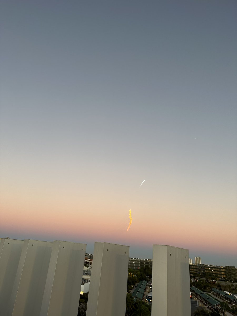 SDMarabello's tweet photo. There it goes. SpaceX from the top of the Orange Garage at Disney Springs. https://t.co/ZkGBTH2n0V