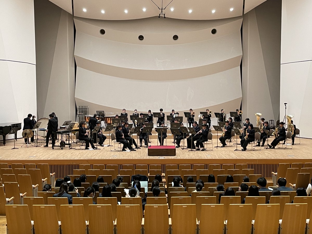 NTWO_tsurugaoka's tweet photo. 第九支部親睦音楽会に出演しました。中野区杉並区の学校が集まった合同演奏会です。コロナを挟んで3年ぶりの開催となりました。お隣の学校の演奏を聴いてたくさん刺激をもらった演奏会でした。ご来場くださった皆様ありがとうございました!
#Holst #FirstSuite #MakeHerMine #NTWO #吹奏楽 https://t.co/2s9EovKc3h