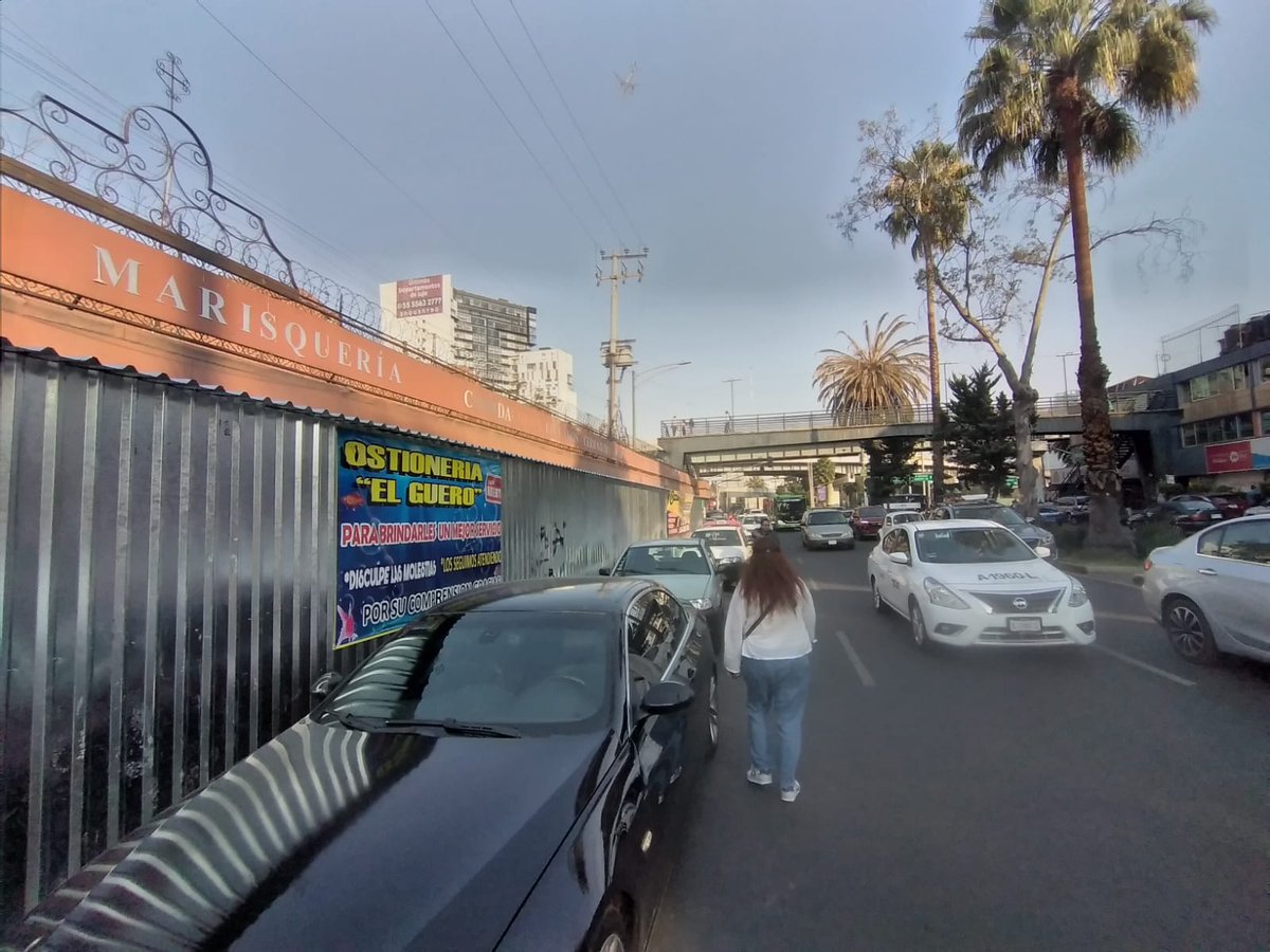 Shelma Navarrete (@shelmanz) on Twitter photo En el Mercado Mixcoac, Ostionería 'El Güero' cerró el paso por la banqueta sobre Molinos antes del cruce con Avenida Revolución y los peatones debemos caminar sobre el arroyo vehicular, entre los coches estacionados y los coches en movimiento. <a href="/STaboadaMx/">Santiago Taboada</a> <a href="/BJAlcaldia/">Alcaldía de Benito Juárez</a> <a href="/LaSEMOVI/">Secretaría de Movilidad CDMX</a> En el Mercado Mixcoac, Ostionería 'El Güero' cerró el paso por la banqueta sobre Molinos antes del cruce con Avenida Revolución y los peatones debemos caminar sobre el arroyo vehicular, entre los coches estacionados y los coches en movimiento. <a href="/STaboadaMx/">Santiago Taboada</a> <a href="/BJAlcaldia/">Alcaldía de Benito Juárez</a> <a href="/LaSEMOVI/">Secretaría de Movilidad CDMX</a>