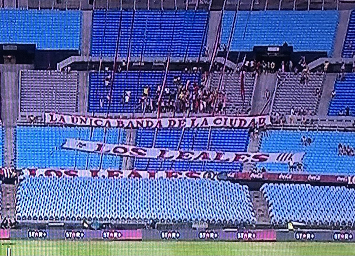 ElFerre22's tweet photo. “La única Banda de la ciudad” Jajaja Jajaja Jajaja. Estoy tentado… Son 10 mamis con un pánico… #EDLP #Estudiantes #hinchadasargentinas #gatitocomilon https://t.co/53lMYx1lgE