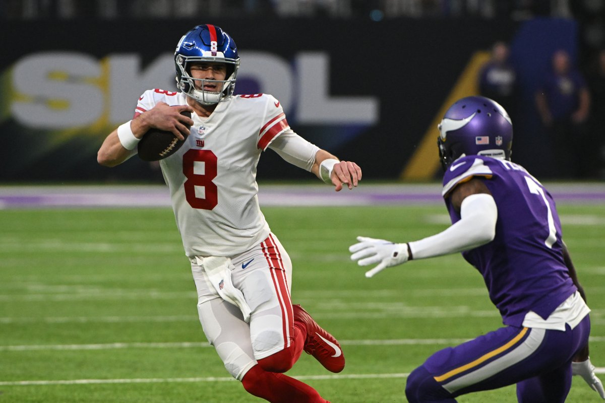 BleacherReport's tweet photo. Daniel Jones at halftime vs. Vikings 📊

12/16
143 Pass YDS
71 Rush YDS (franchise playoff record)
1 TD https://t.co/IzOpNz7LbU