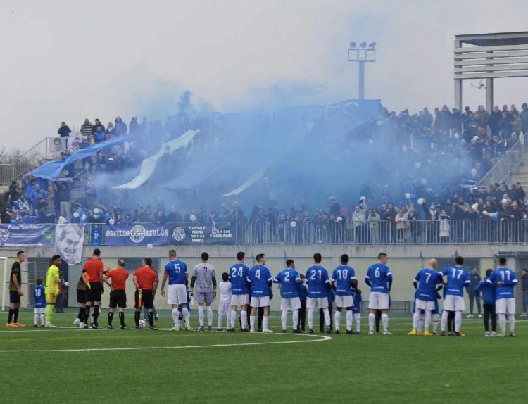 RangelSuko7's tweet photo. Vicálvaro escucha… esta es tu grada… 🥁
Lo de hoy ha sido una locura. 
Y sí… es preferente. Y… no vamos como la afición se merece. 
¡Pero ellos no fallan nunca! 
Vamos a luchar cada segundo por estar donde el barrio merece
@CDVicalvaro @orgulloazulon @de_litris @PPascualos1 https://t.co/2RHSe5fO6W