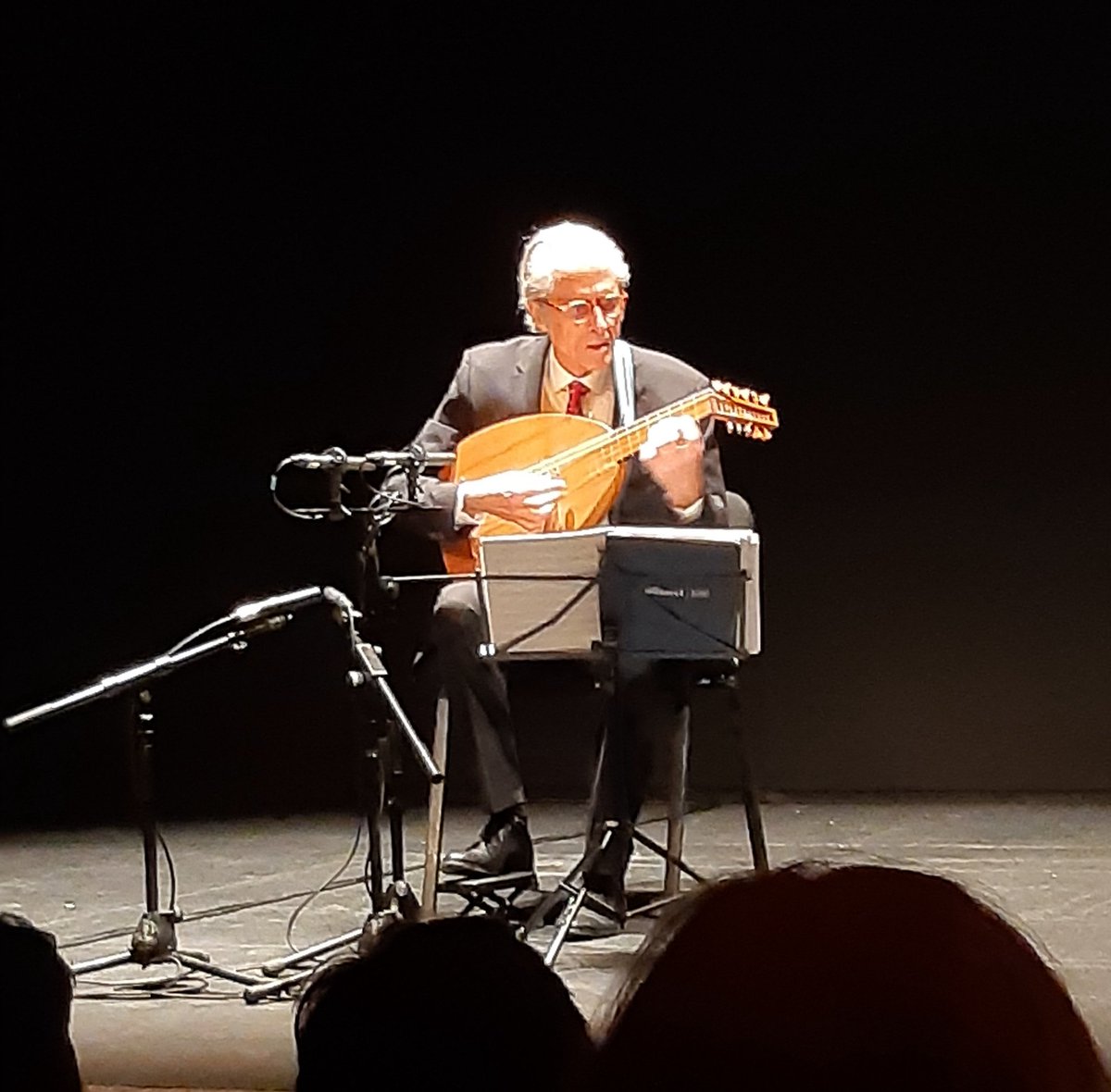 a_chuzeville's tweet photo. Magnífico #HopkinsonSmith esta tarde @cbamadrid ! Un honor y un placer encontrar esta leyenda del laúd y de la vihuela #CírculoDeCámara @amoral07 @embsuizaespana @algiovanetti https://t.co/EZTqni32Yr
