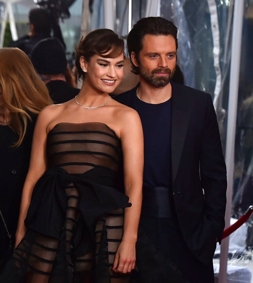 DisqueteBR's tweet photo. Sebastian Stan e Lily James sendo um casalzão no #CriticsChoiceAwards https://t.co/yJYkn3FIqk