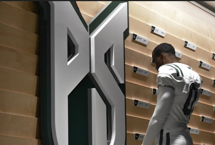 elijaheason_'s tweet photo. Happy to have a New Home💚#GoViks #COMMITED 
@tdaviscoach4 @coachapatterson
@Coach_MarkRhea @recruitbullard @psuviksFB https://t.co/JbmDqlXYZ0