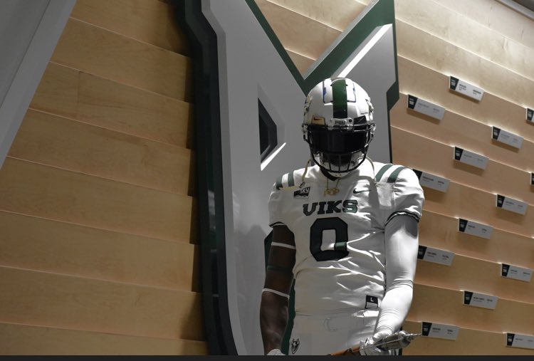 elijaheason_'s tweet photo. Happy to have a New Home💚#GoViks #COMMITED 
@tdaviscoach4 @coachapatterson
@Coach_MarkRhea @recruitbullard @psuviksFB https://t.co/JbmDqlXYZ0