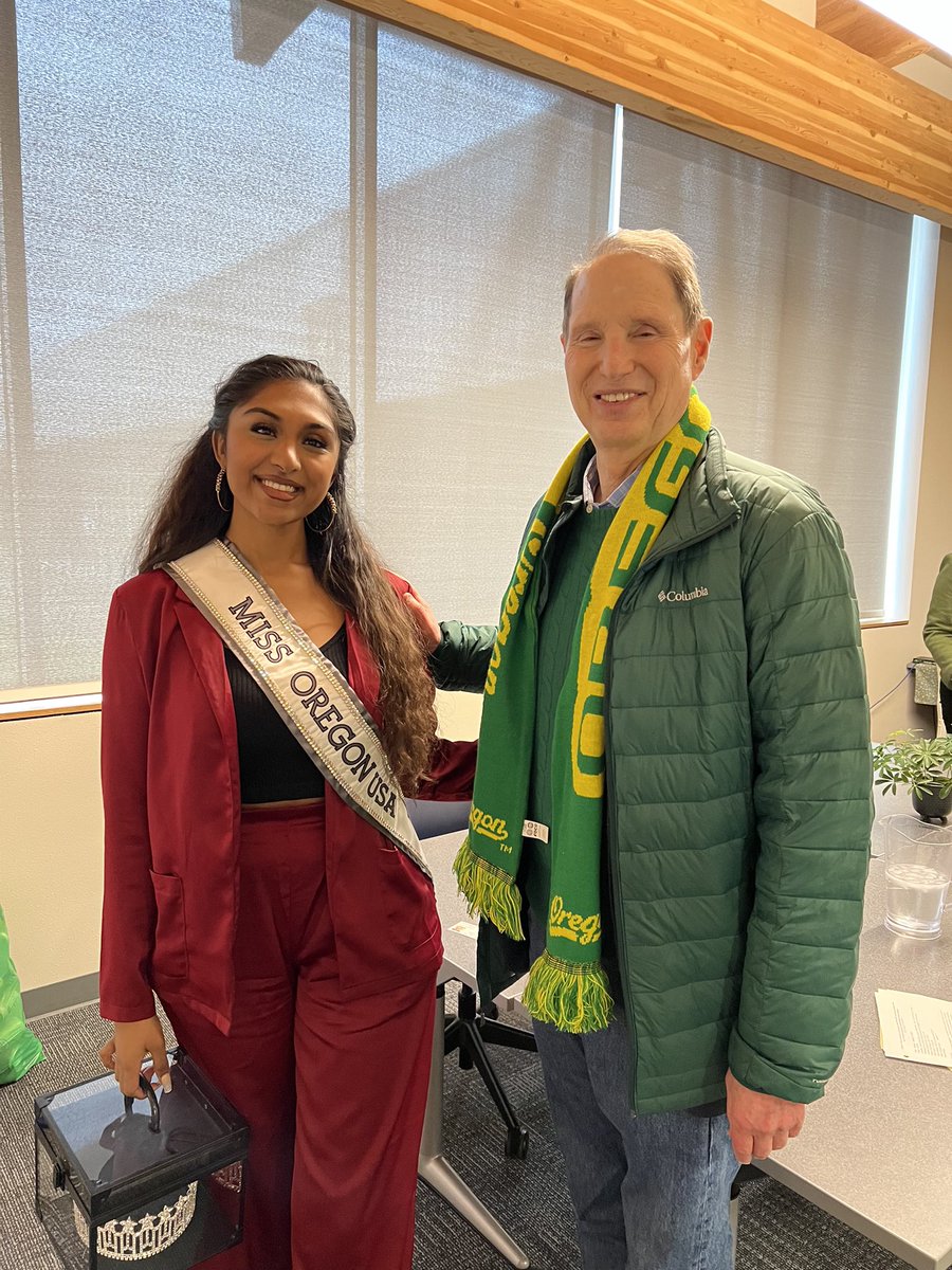 Boyd_Betsy's tweet photo. 2/2 - Great to see Manju at today’s townhall with Senator Wyden https://t.co/QopZo3VW7a