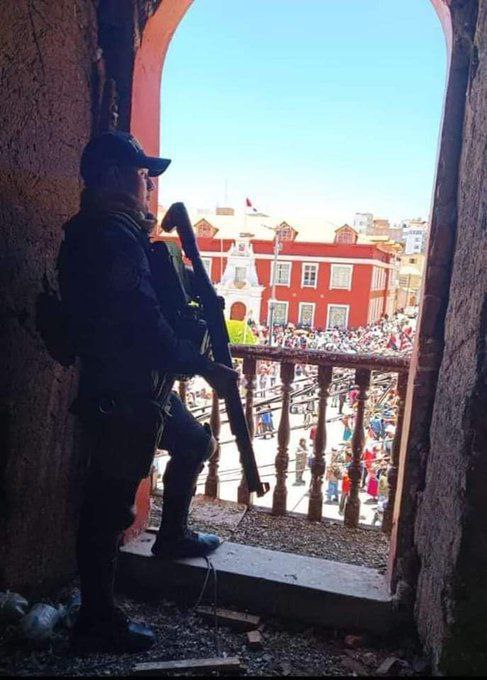 @YormanMonteroD bendijeron tranqueros, en Bolivia consagraron a los 'cívicos' racistas, en Perú prestan sus ventanas para disparar al pueblo... es la misma Iglesia!