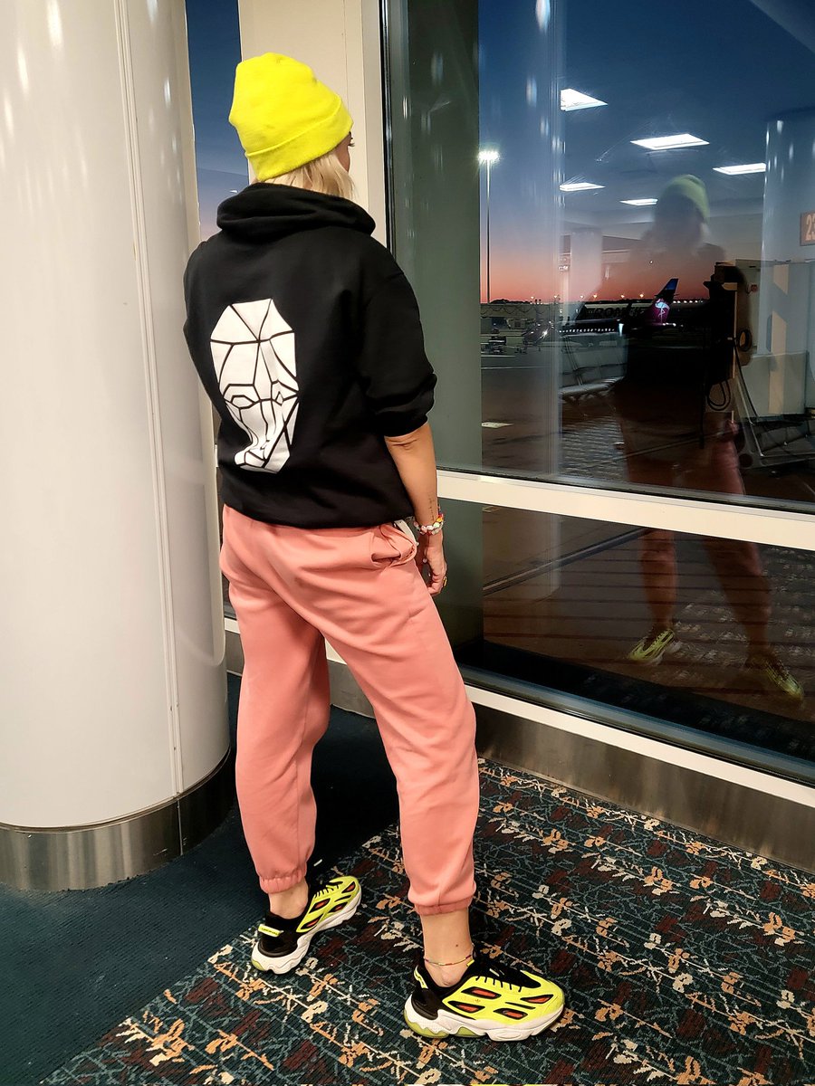 rrutastyles's tweet photo. #flying and #sunset watching #cozy #fly #instyle with my @ModernistNFT sweatshirt on 💫🦋 
And ofcourse listening to @zackgray  × Modernist "The Chase " on repeat 🤩 https://t.co/QM5Bi6Y9qZ