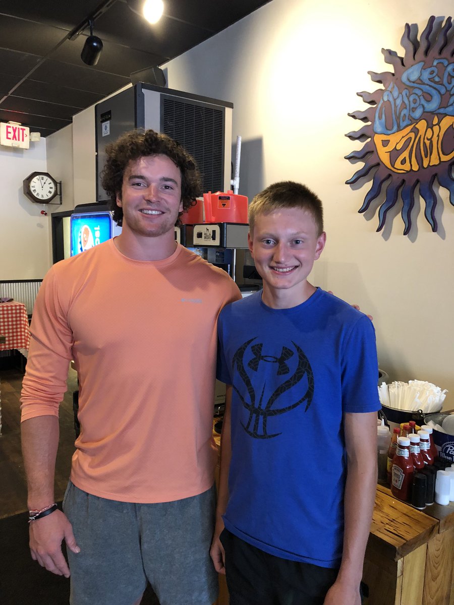 KWRut's tweet photo. @BillyHeyen Met him at a bbq joint down in Oxford the year he was drafted. Nicest most down to earth guy. He thanked us for getting a picture with him. At the time he had never played football north of Nashville. Looks like he’s adapted to the weather well. https://t.co/vioG30VVmw