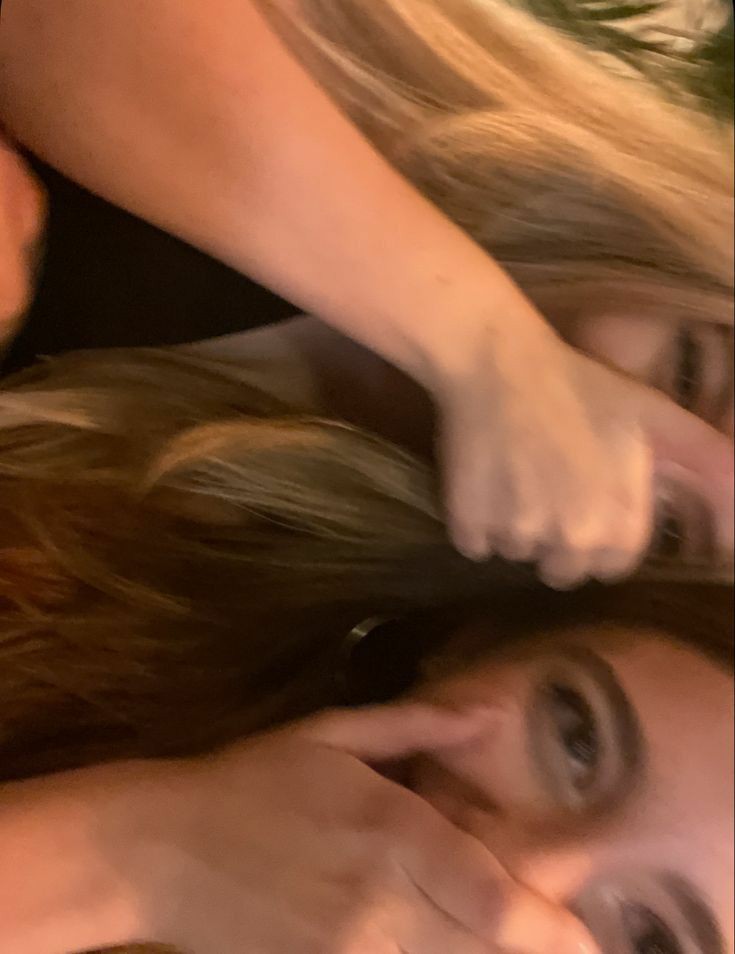 ChloefIash's tweet photo. Feliz aniversário pra minha metadinha loira, meu pontinho de furacão. Vc é meu maior ponto de paz, o que é irônico já que falta me jogar no lixo após 500 ofensas, mas enfim, feliz aniversário meu amor, muitos dc, muitas conquistas e muitos anos de riqueza https://t.co/epZyIqDEUa