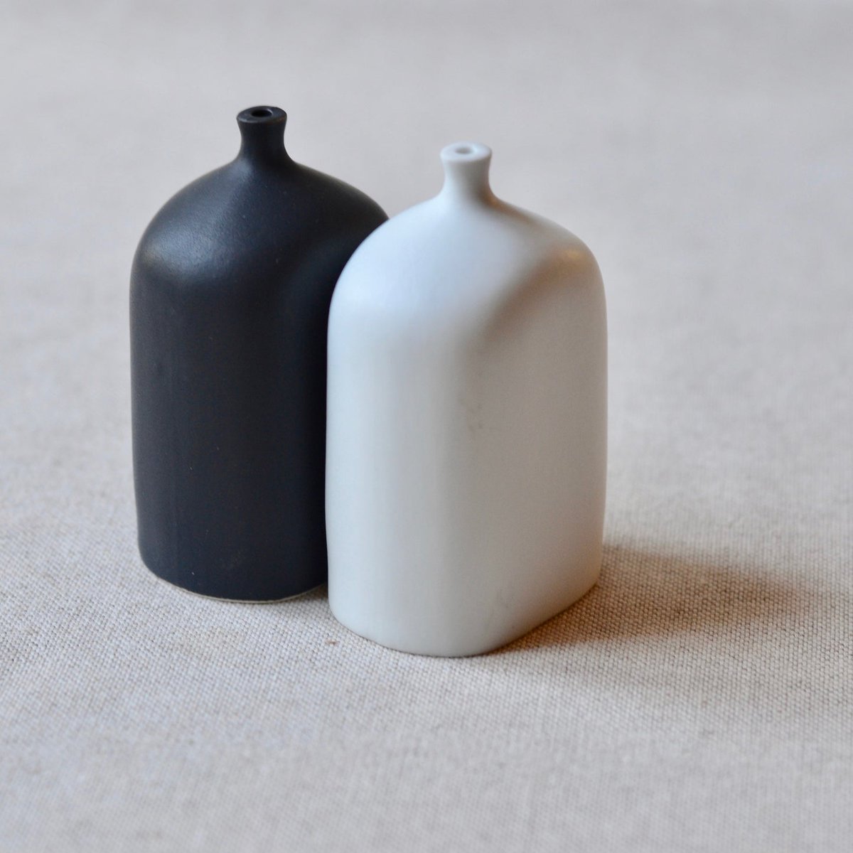 Black and White, Salt and Pepper shaker vials, matte glazed stoneware ceramic.

pilleveroneboutique.com/products/b-w-v…

#stoneware #ceramics #saltshaker #saltandpepper #saltandpeppershakers #peppershaker #tableware
