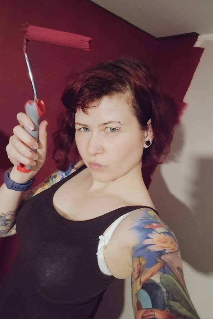 StephanieJay_UK's tweet photo. Cold and sweaty either from paint fumes or needing sugar. Slowly eating grapes on the non injured side of my mouth in case it's option 2. Sunday fundayyyyy.
#tinyroller #seemyvest #andmybra https://t.co/snfHhocy3R