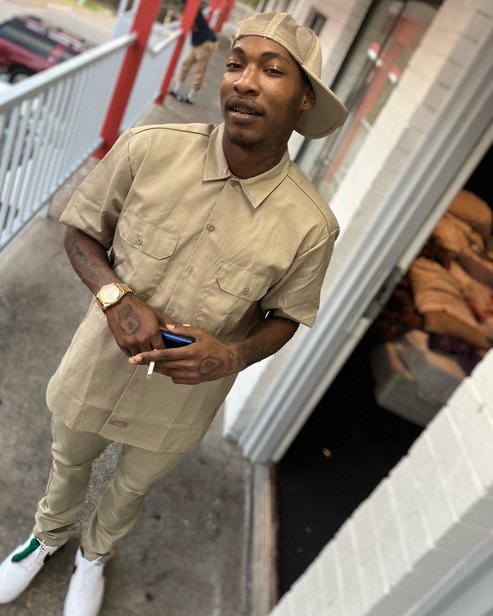 _StgDcapo's tweet photo. Only Difference Between Me &amp; You Is I Rep A Million 💵 #NH☝🏾🖐🏾♿️ https://t.co/Wxn2Aohv9v