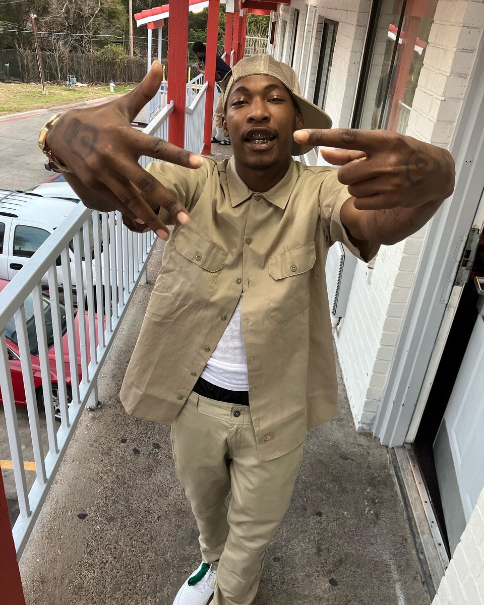 _StgDcapo's tweet photo. Only Difference Between Me &amp; You Is I Rep A Million 💵 #NH☝🏾🖐🏾♿️ https://t.co/Wxn2Aohv9v