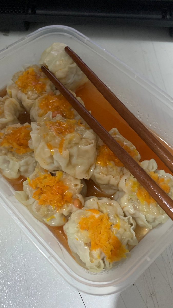 chistiya27's tweet photo. DIMSUMNYA KAKAK😁

dimsum ayam udang, bukan dimsum yg banyak tepungnya yaa. 
harga1box isi 10/25ribu
buat yg luar kota bisa kirim pake paxel.
📍pondok aren tangsel
wa 081228001246
HALALLL
#zonauang #zonajajan #tangsel https://t.co/hkiwBgJuZm