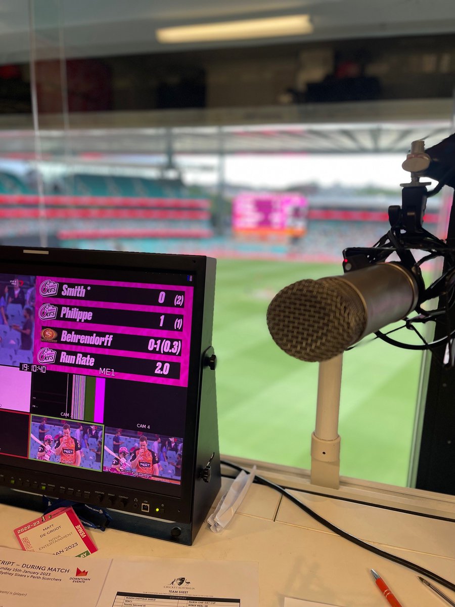 A rare first. Ground announcer at the @scg for the @SixersBBL win over Perth in the #BBL12. 
Loved it. 
But mostly cause I got to sit next to @Downieloma for 4 hours without interruption. And am 1 from 1. @DowntownEvents 
#SmashEmSixers