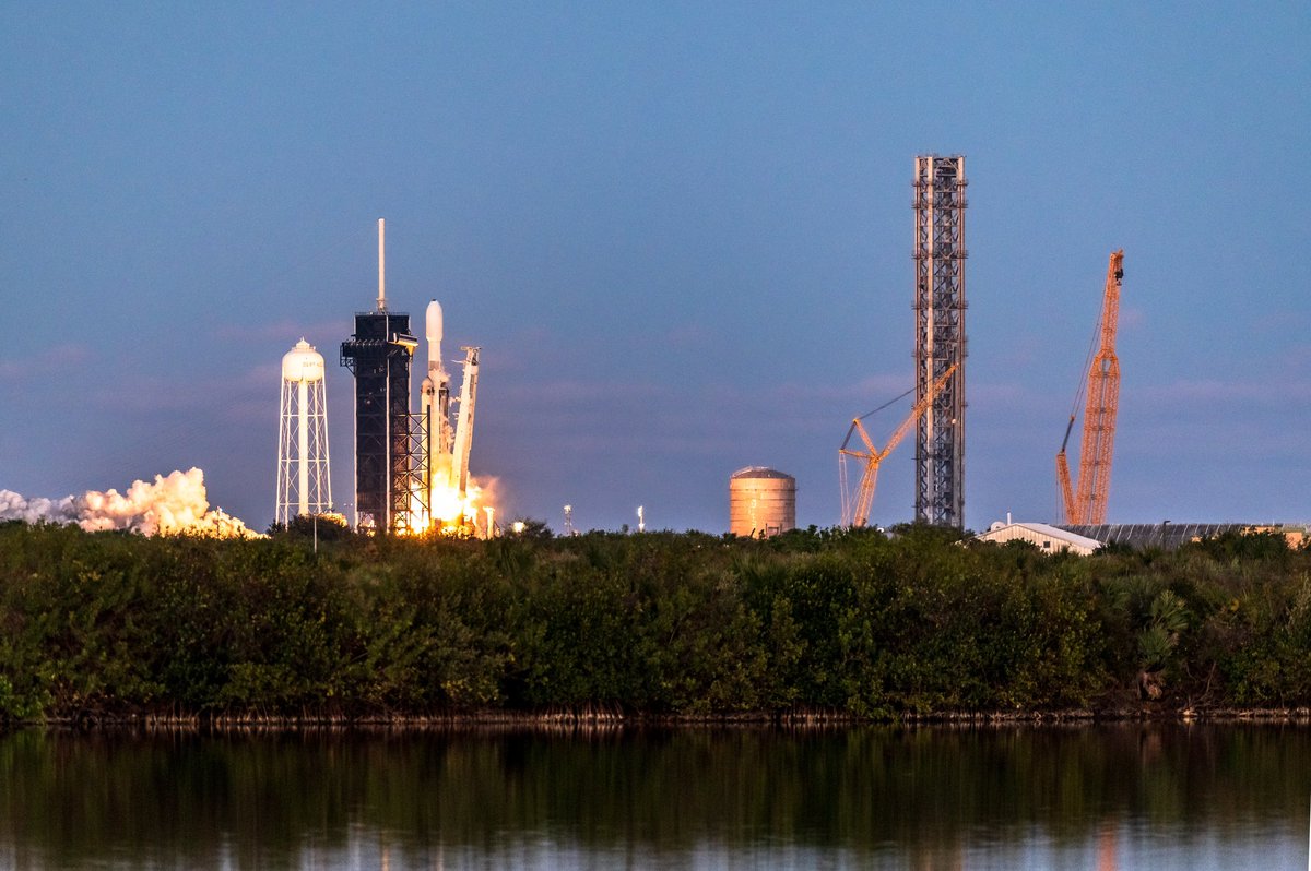 SpaceCoastChron's tweet photo. Absolutely gorgeous. SpaceX launches Falcon Heavy with the USSF-67 mission for the US Space Force from LC-39A at 5:56pm local. What a stunning night on the Space Coast 🚀

@considercosmos https://t.co/q9vSXW5Ioz