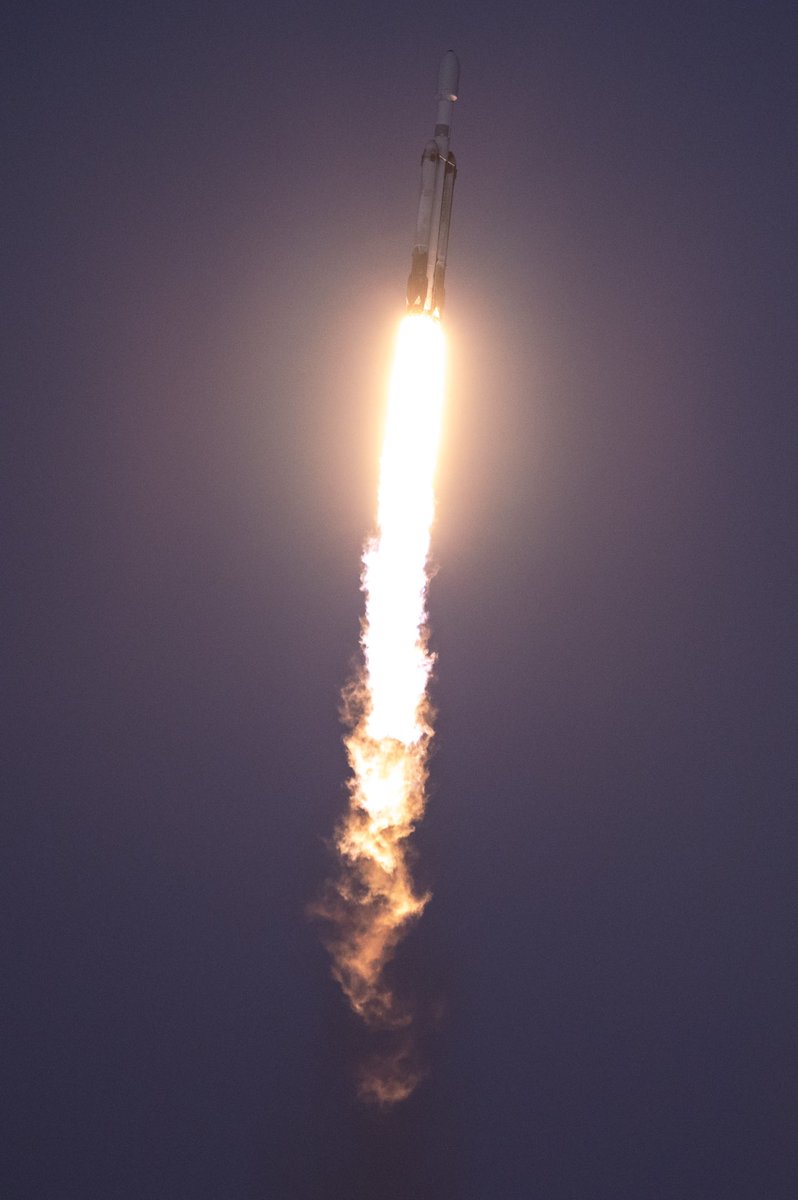 SpaceCoastChron's tweet photo. Absolutely gorgeous. SpaceX launches Falcon Heavy with the USSF-67 mission for the US Space Force from LC-39A at 5:56pm local. What a stunning night on the Space Coast 🚀

@considercosmos https://t.co/q9vSXW5Ioz