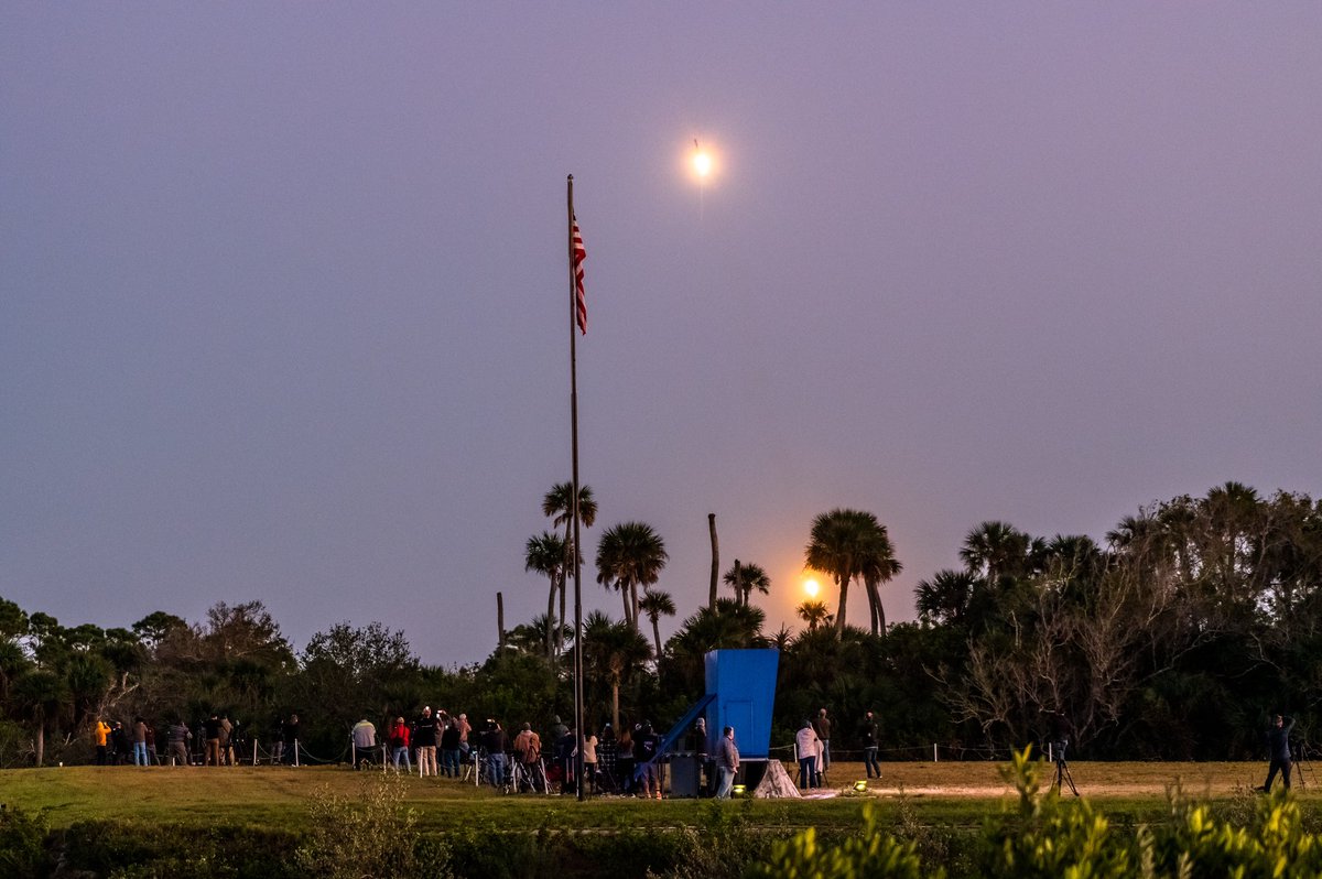 SpaceCoastChron's tweet photo. Absolutely gorgeous. SpaceX launches Falcon Heavy with the USSF-67 mission for the US Space Force from LC-39A at 5:56pm local. What a stunning night on the Space Coast 🚀

@considercosmos https://t.co/q9vSXW5Ioz