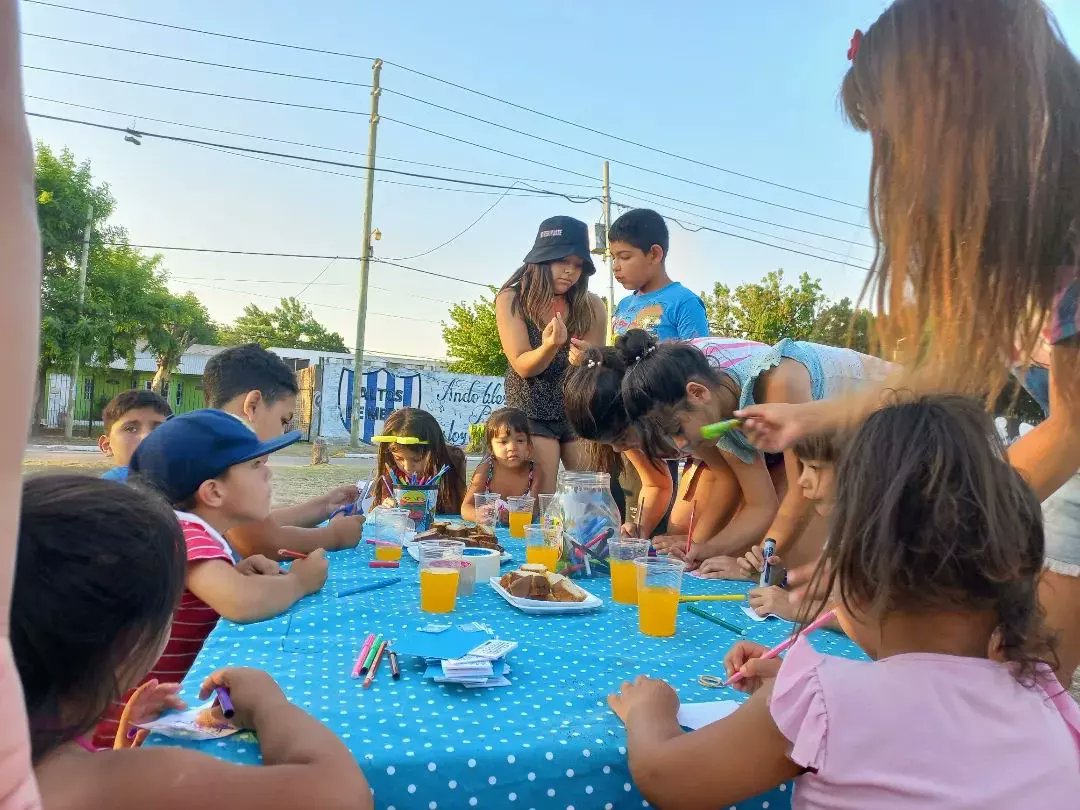 EncuentroMerlo's tweet photo. Parque San Martín || Tarde de juegos y merienda 🙌🏽

Les compañeres de @juvenemerlo compartieron una tarde en #AltosDeMerlo junto a las infancias y familias del barrio. https://t.co/Mk3Mq9R4Hk