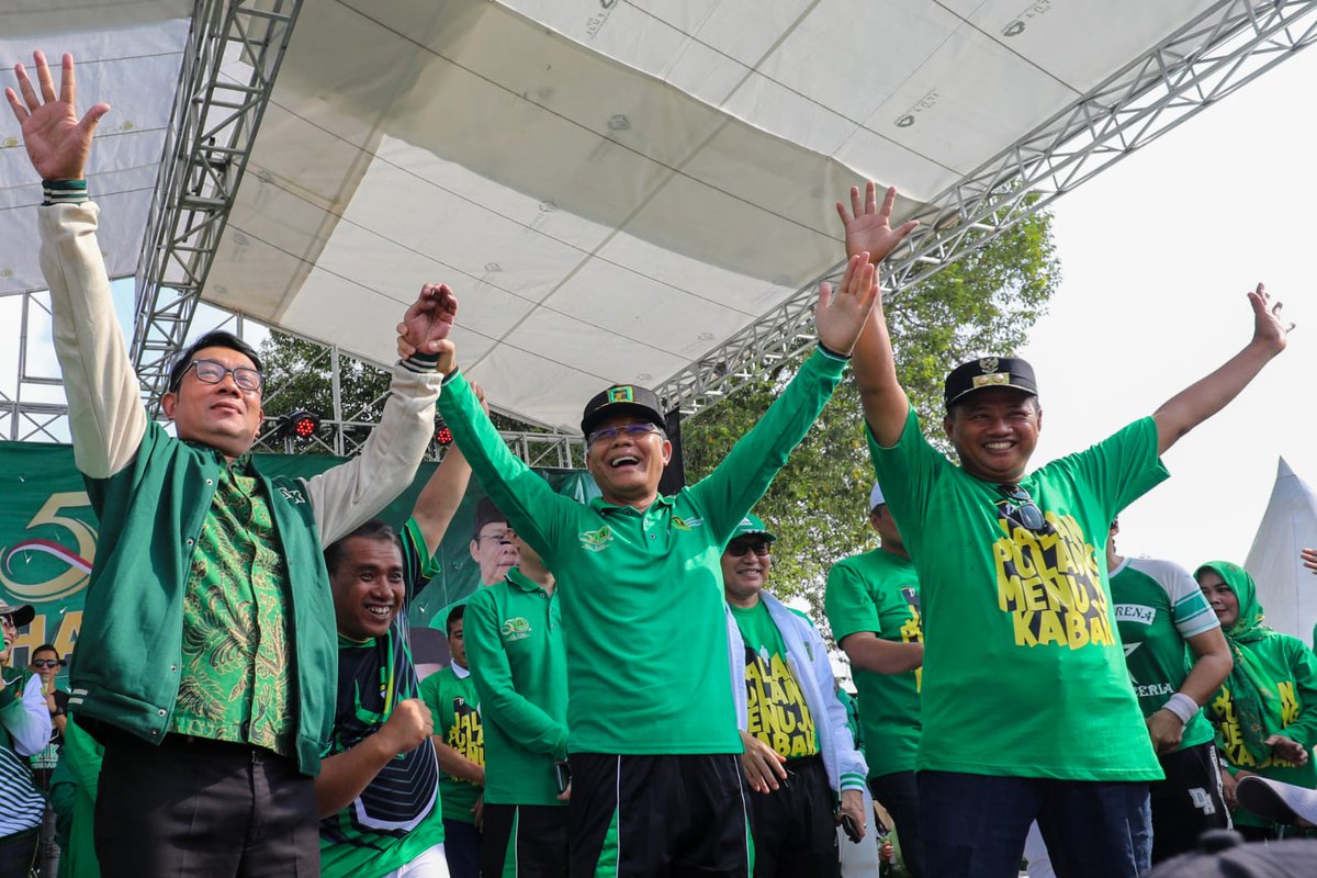 DPP_PPP's tweet photo. Kemeriahan Jalan Sehat peringatan Harlah Emas (50th) Partai Persatuan Pembangunan di alun-alun Sumedang 

Dihadiri Plt Ketum PPP Pak Mardiono, Gubernur Jawa Barat Kang @ridwankamil dan wakilnya kang @uuruzhan serta bupati Sumedang kang @dony_munir https://t.co/BGdWfZq3zC