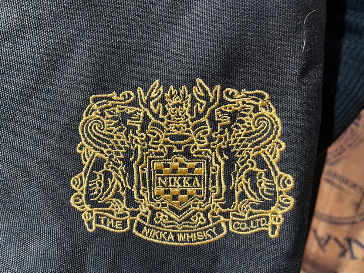 nikka_miyagikyo's tweet photo. みなさんこんにちは！
本日は新商品のご紹介です✨
新トートバッグが登場いたしました！
黒地の布にニッカのエンブレムの刺繍が施されています。
500mlのウイスキーが3本入るゆったりサイズ😊
余市蒸溜所との共同制作となっております✨
売店にて好評販売中です〜♪
#enjoyNIKKA https://t.co/JcqXkEQHmc