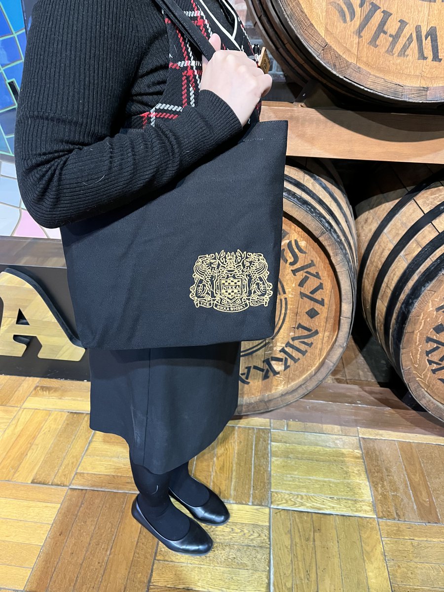 nikka_miyagikyo's tweet photo. みなさんこんにちは！
本日は新商品のご紹介です✨
新トートバッグが登場いたしました！
黒地の布にニッカのエンブレムの刺繍が施されています。
500mlのウイスキーが3本入るゆったりサイズ😊
余市蒸溜所との共同制作となっております✨
売店にて好評販売中です〜♪
#enjoyNIKKA https://t.co/JcqXkEQHmc