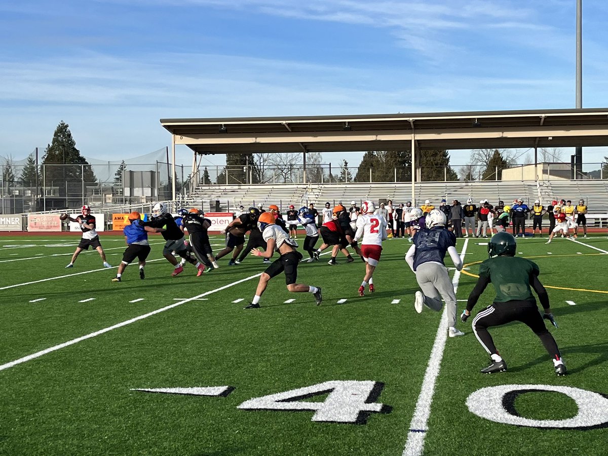 CleatsV's tweet photo. South team practice at Sunset Chev Stadium in Sumner. Great experience here this weekend!  Now on to game day tomorrow! @SumnerFootball @FWHSFootball @DavisPiratesFB @michaelbumpus5 https://t.co/VAfLSnePdc