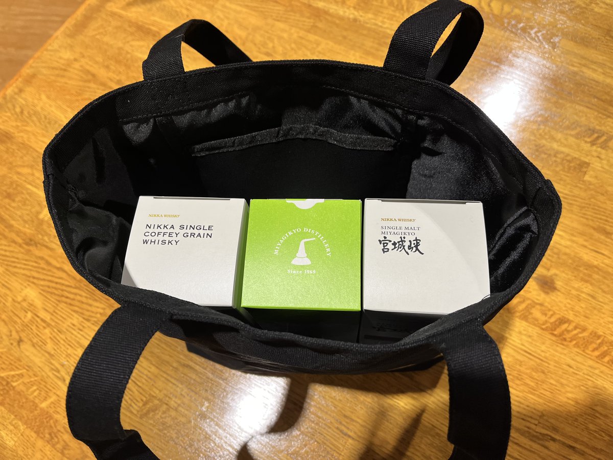 nikka_miyagikyo's tweet photo. みなさんこんにちは！
本日は新商品のご紹介です✨
新トートバッグが登場いたしました！
黒地の布にニッカのエンブレムの刺繍が施されています。
500mlのウイスキーが3本入るゆったりサイズ😊
余市蒸溜所との共同制作となっております✨
売店にて好評販売中です〜♪
#enjoyNIKKA https://t.co/JcqXkEQHmc