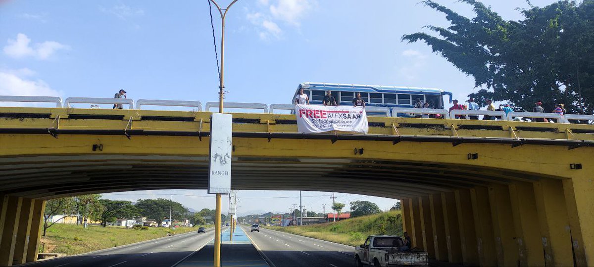 AngeTeComunica's tweet photo. 🚨 PARCANTASO 🚨

Movimiento #FreeAlexSaab Capitulo Carabobo realizó un pancartaso en las adyacencias del Mercado Mayorista, en protesta por el Secuestro del Diplomático Álex Saab.

@cartajuanero 
@CNNEE
#FreeAlexSaab https://t.co/ceTdKxWuEH