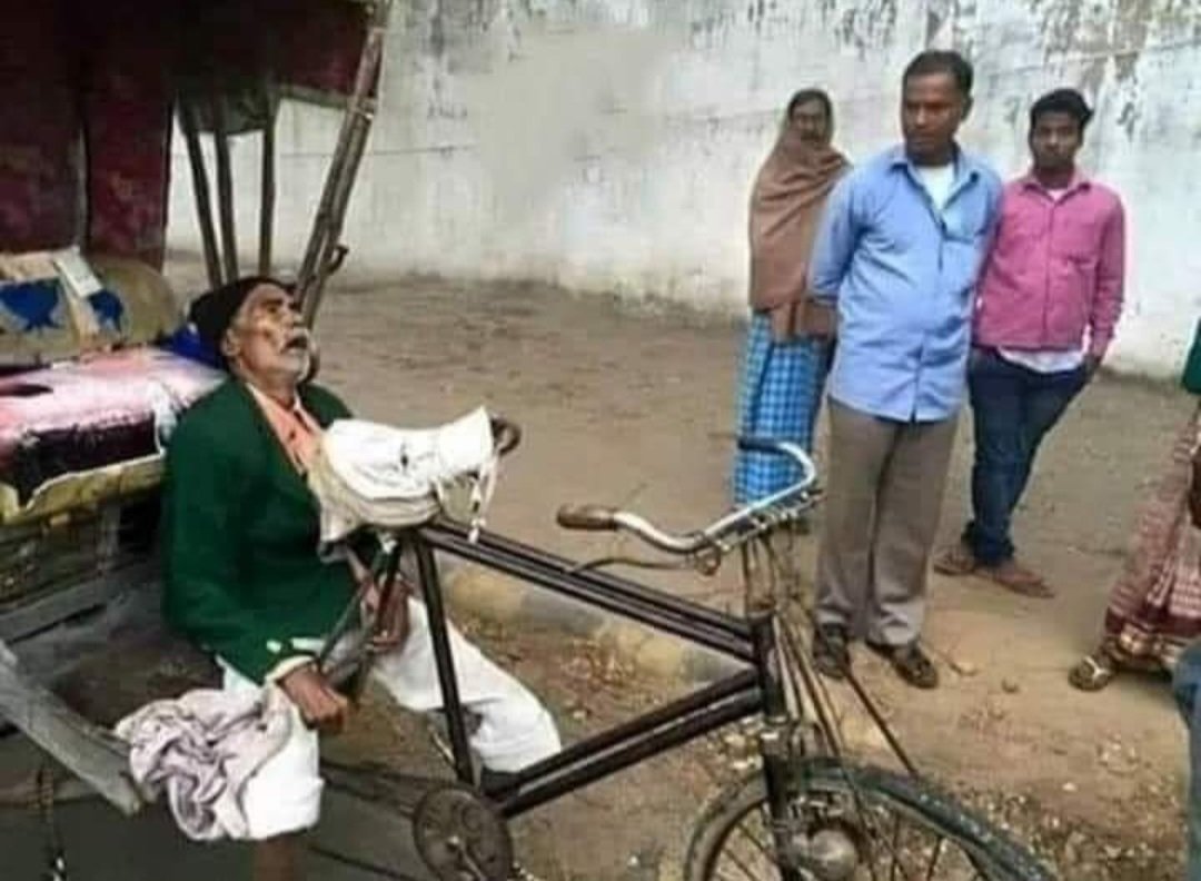aamiralam56's tweet photo. ठंड में इंतजार एक सवारी का था और मसला दो रोटी का...मौत ने दोनों सवाल ��ी ख़तम कर दिए 😭😢....!! दुःखद ।। https://t.co/EsXr8cUcvi