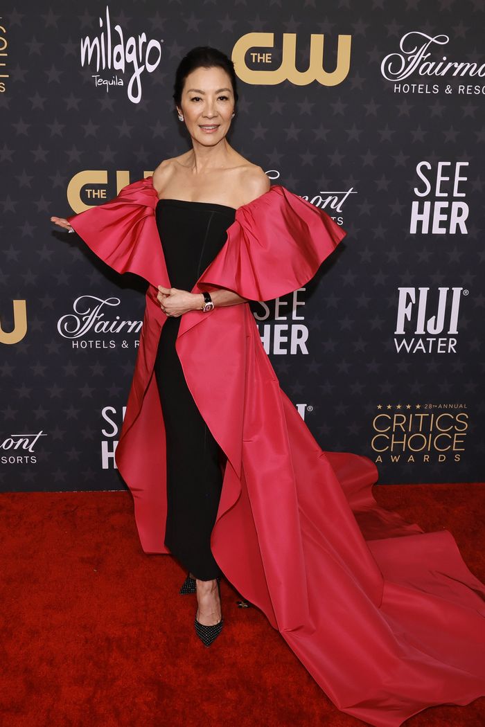 WhoWhatWear's tweet photo. Michelle Yeoh arrived at the #CriticsChoiceAwards in @HouseofHerrera. 💖 More from the red carpet here: https://t.co/nJXu0r4lDV https://t.co/cfZjgqgFqM