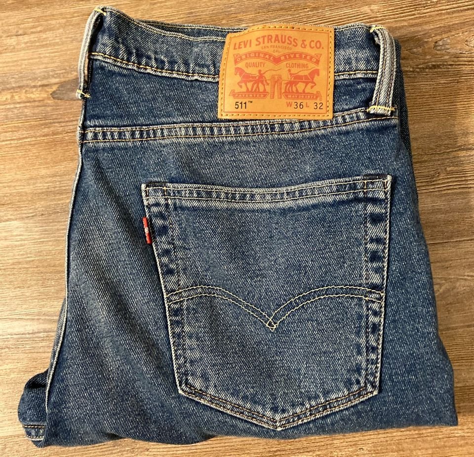 Levi's 511 jeans
Men's size 36x32
Slim fit
Tapered leg
ONLY $22 + shipping
For sale on Facebook Marketplace
Click the link to buy these jeans
facebook.com/marketplace/it…

#PierreSD #AberdeenSD #BrookingsSD #WatertownSD  #DeadwoodSD #YanktonSD #SpearfishSD #slimfit #jeans #denim