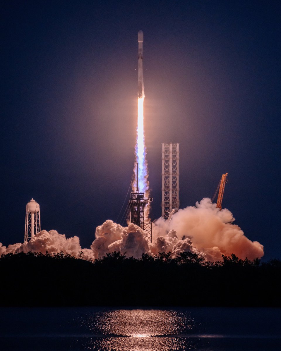 Absolutely stunning #Falconheavy #rocket launch this evening from #KSC ! Thank you #spacex for creating such beautiful rockets!