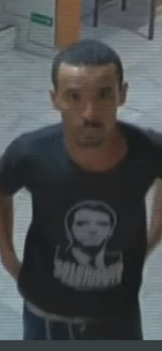 Esse foi o marginal que quebrou o relógio. Foi pura coincidência a estampa… afinal nunca que bolsobosta instigou violência, desrespeito às instituições e golpe.