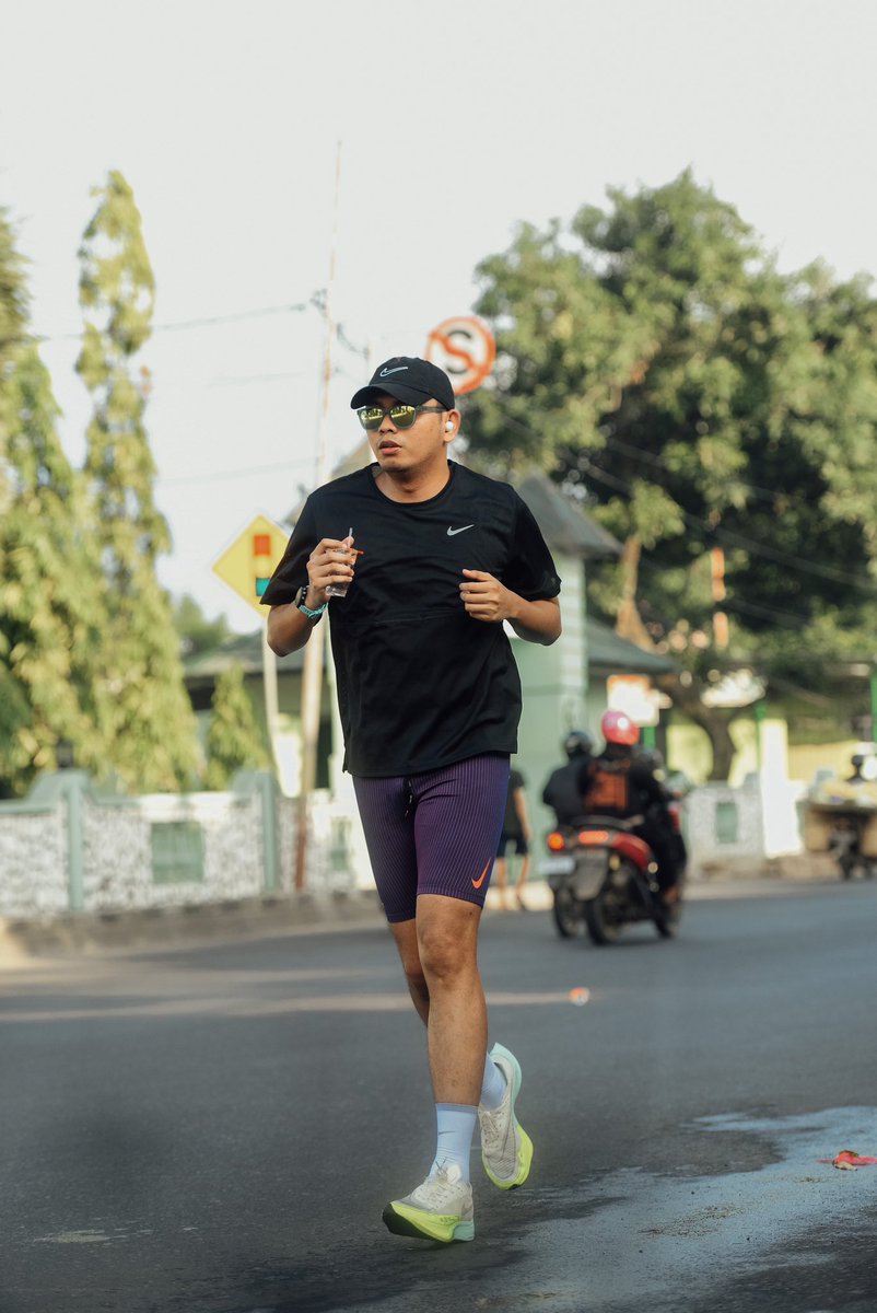 bryllyan's tweet photo. Hasil gowa run wiken kemaren, gagal dibawah 60 menit gals, race day berasa diksar mapala, rutenya dibalik dari tahun lalu, 3 kilometer terakhir banyak tanjakan, untung dengkul nda merosot ke betis. Seperti biasa detail medalinya selalu bagus. https://t.co/CuVRwsMeGX