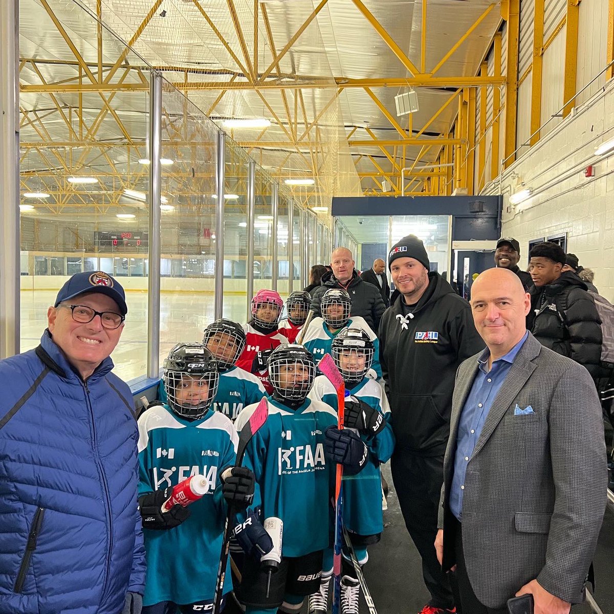 PAHL’s goal is to bring organized free ice hockey to kids in Flemingdon & Thorncliffe. All participants are outfitted with equipment, while @torontopolice Officers & community volunteers conduct a 10 week hockey skills & drills program, which leads into a 15 week season.