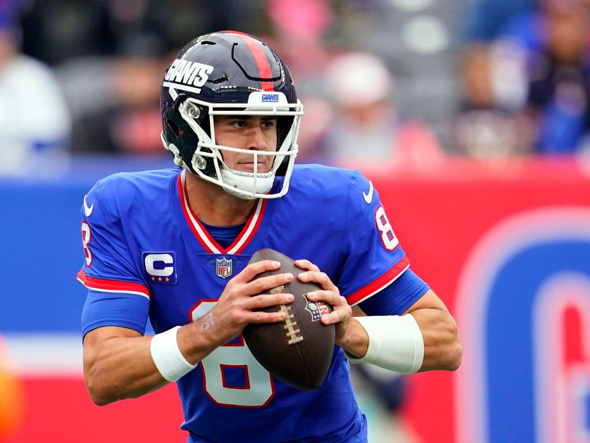 Daniel Jones in his playoff debut: 

🪙 24/35
🪙 301 passing yards
🪙 78 rushing yards
🪙 2 TDs 
🪙 W