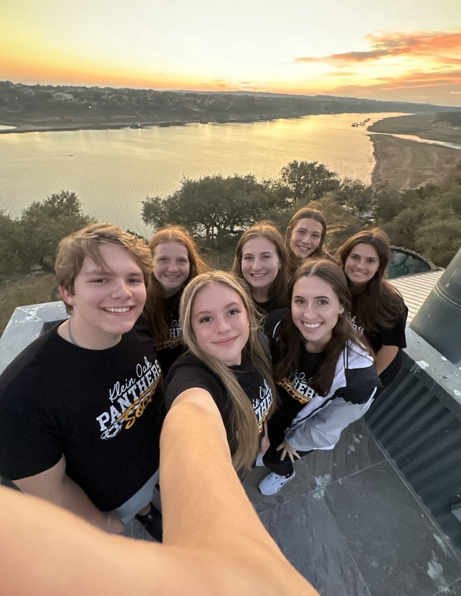 dobson_sierra's tweet photo. Had so much fun this week in Georgetown with my team! We had a great time competing and bonding!💛 Also so happy I got to spend the week with my twin and the best trainer around! @KleinOakGSoccer @BriskoeD https://t.co/PZ4aXmQtBz