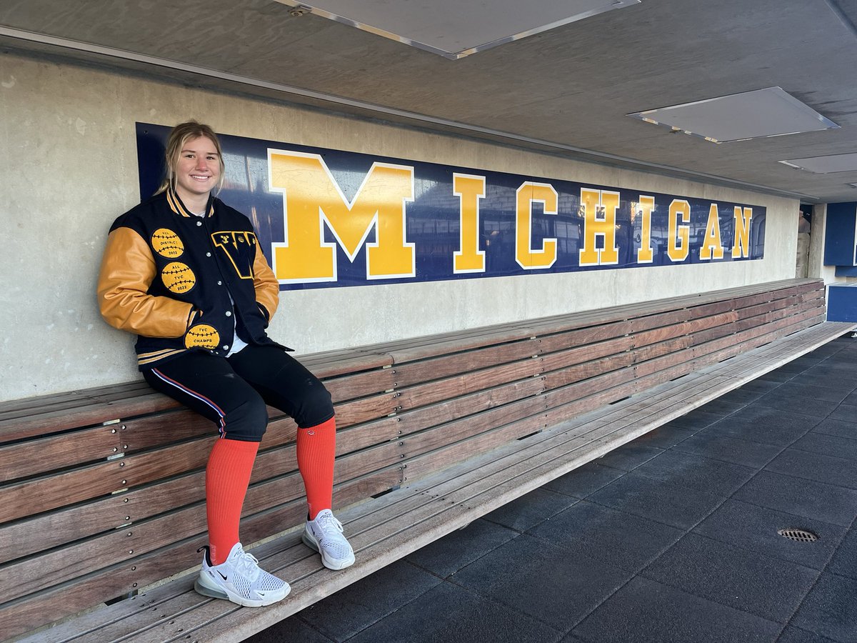 hannahpotts2025's tweet photo. Little me always loved Michigan and now that I’m older I love it still the same! Thank you @CoachBrundage for your time, drills, and helpful feedback. @btholl it was nice to finally meet you! Ann Arbor is a special place. GO BLUE 〽️ @chiddy3 @umichsoftball @TNMojo07 https://t.co/my6aIht2Ej