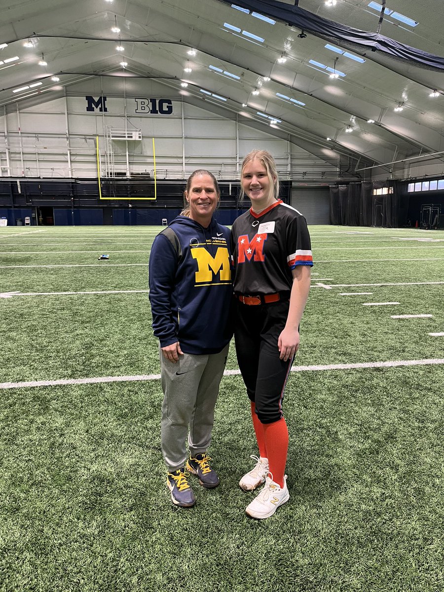 hannahpotts2025's tweet photo. Little me always loved Michigan and now that I’m older I love it still the same! Thank you @CoachBrundage for your time, drills, and helpful feedback. @btholl it was nice to finally meet you! Ann Arbor is a special place. GO BLUE 〽️ @chiddy3 @umichsoftball @TNMojo07 https://t.co/my6aIht2Ej
